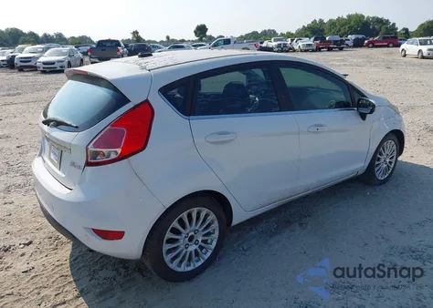 2015 Ford Fiesta Titanium z USA, uszkodzony, nr VIN 3FADP4FJ9FM213111